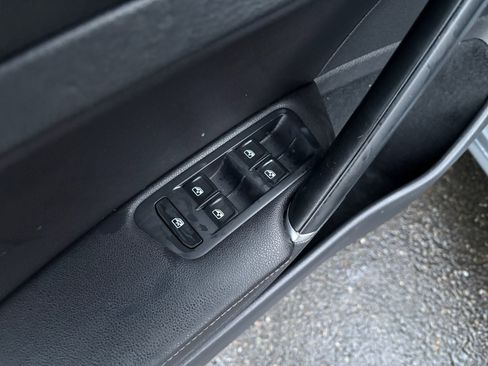 Used 2017 Volkswagen Golf Wolfsburg Edition image 15