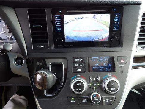 Used 2017 Toyota Sienna XLE image 25