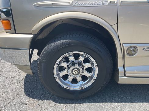 Used 2011 Chevrolet Express 2500 Extended RWD image 11