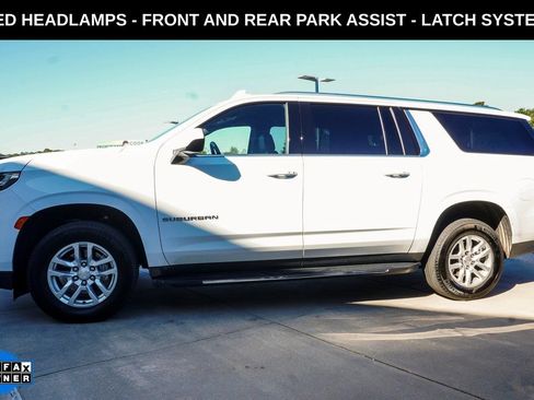 Used 2024 Chevrolet Suburban LT RWD image 2