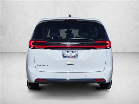 Used 2023 Chrysler Pacifica Touring-L FWD image 7