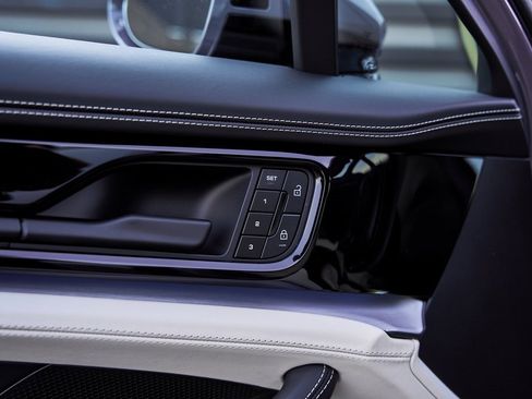 Used 2025 Porsche Panamera 4 w/ Premium Package image 38