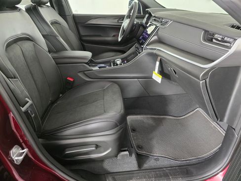 New 2025 Jeep Grand Cherokee Altitude image 28