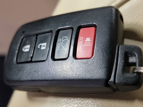 Used 2018 Toyota Highlander XLE w/ Protection Package #3 AWD/4WD image 32