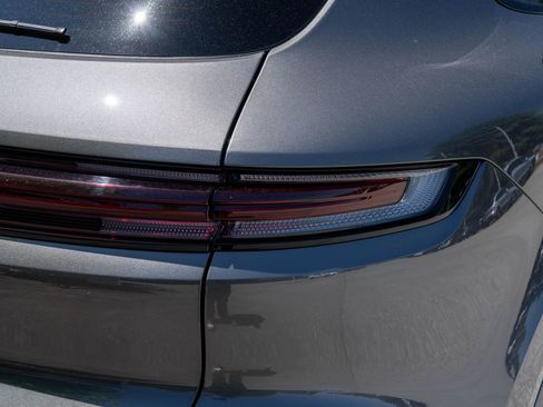 Used 2024 Porsche Cayenne AWD/4WD image 14