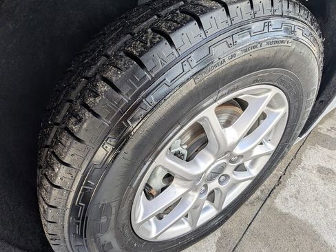 Used 2024 Chrysler Pacifica Touring-L image 42