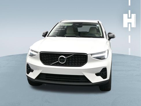 Used 2025 Volvo XC40 B5 Plus AWD/4WD image 2