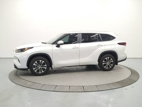 Used 2024 Toyota Highlander XLE AWD/4WD image 5