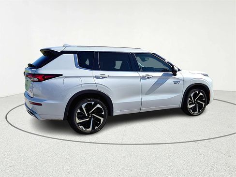 Used 2024 Mitsubishi Outlander 4WD Plug-In Hybrid image 7