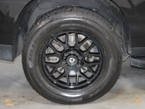 Used 2022 Chevrolet Suburban Premier RWD image 15