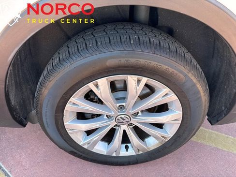 Used 2018 Volkswagen Tiguan SE image 16