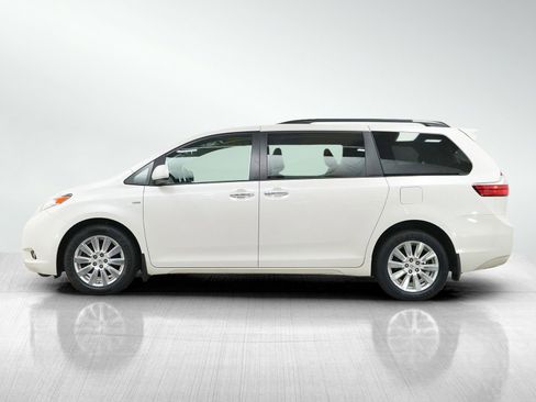 Used 2017 Toyota Sienna XLE Premium AWD/4WD image 2