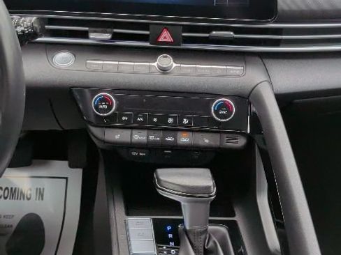 Certified 2025 Hyundai Elantra SEL FWD image 21