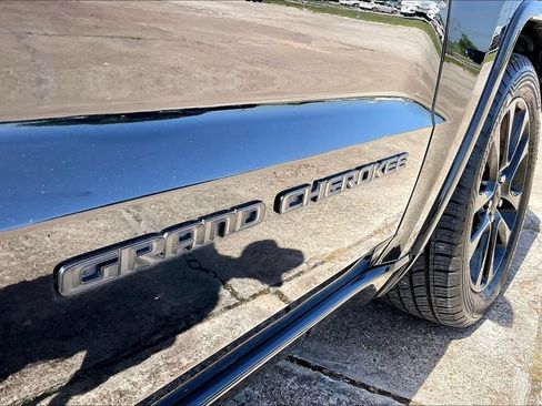 Used 2018 Jeep Grand Cherokee Altitude RWD image 21
