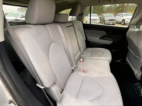 Used 2020 Toyota Highlander LE image 26