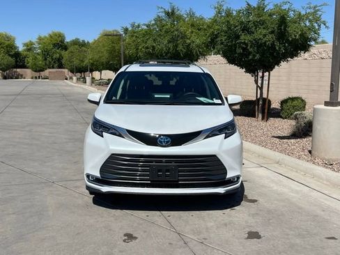 Used 2024 Toyota Sienna Platinum image 5