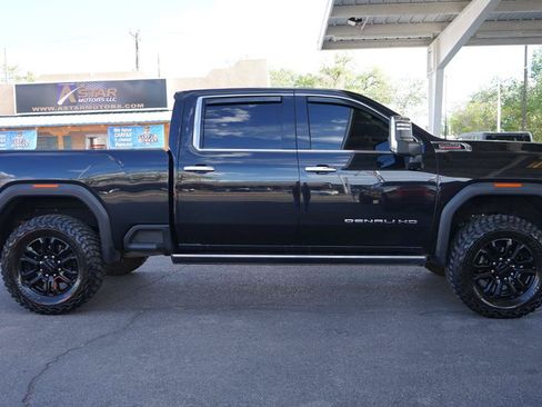 Used 2023 GMC Sierra 2500 Denali w/ Denali Black Diamond Edition AWD/4WD image 2