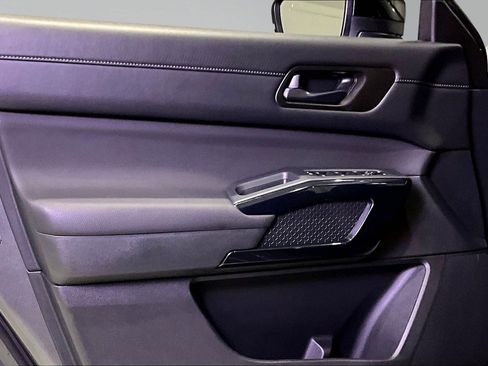 Used 2025 Nissan Pathfinder S image 19