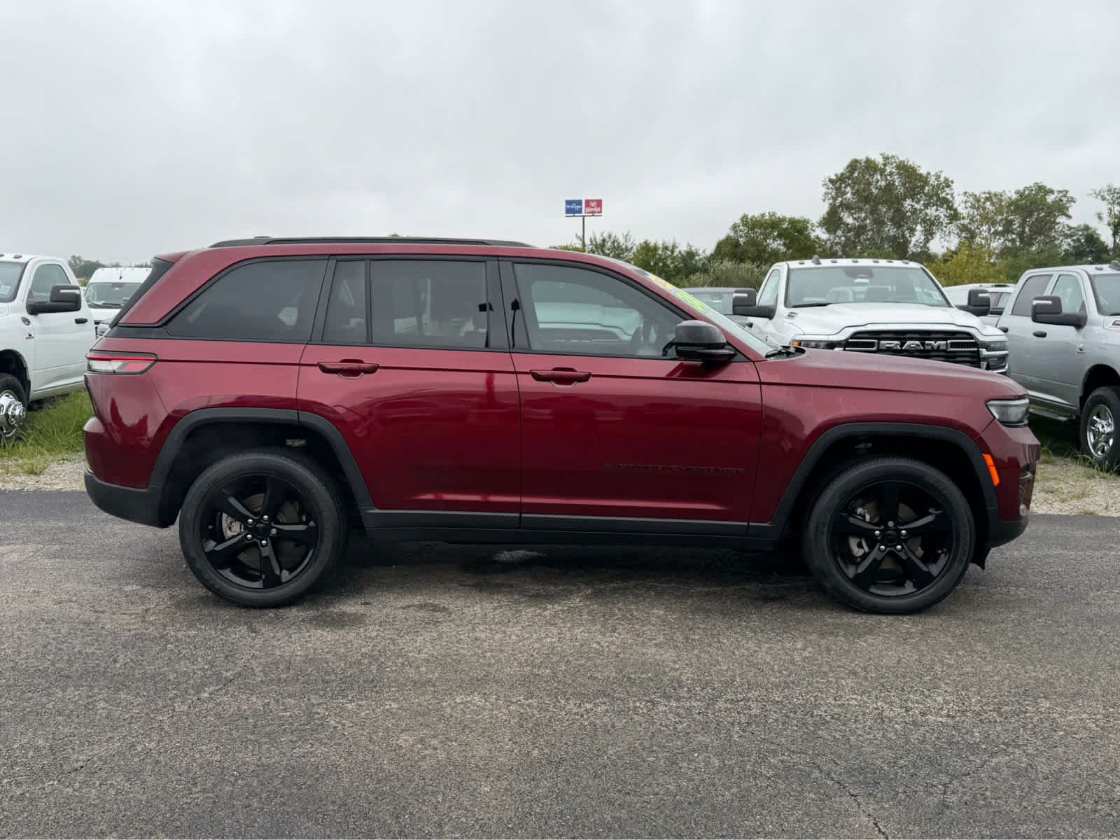 Used 2023 Jeep Grand Cherokee Altitude AWD/4WD image 9