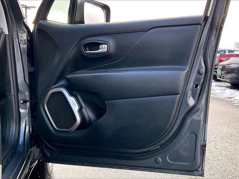 Used 2022 Jeep Renegade Latitude image 11