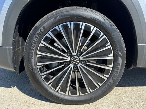 Used 2025 Volkswagen Taos SE FWD image 13