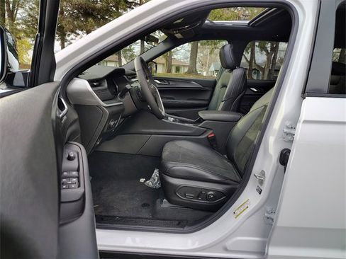 New 2025 Jeep Grand Cherokee Altitude image 2