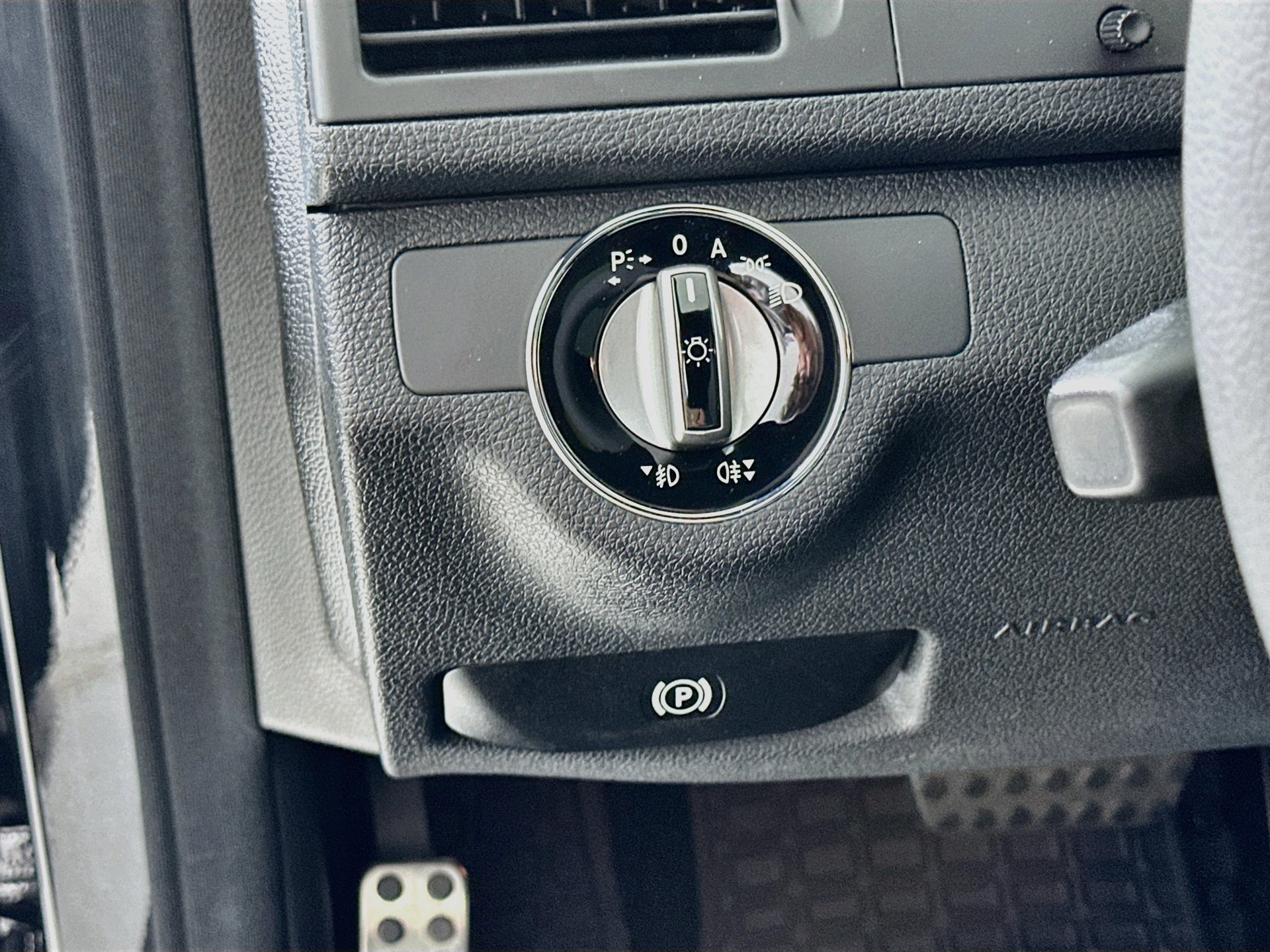Used 2010 Mercedes-Benz C 300 Sedan image 11