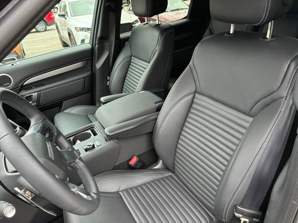 Certified 2025 Land Rover Discovery Dynamic SE AWD/4WD image 30