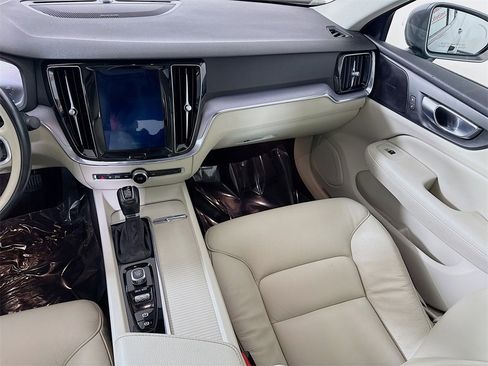 Used 2020 Volvo S60 T6 Momentum image 28