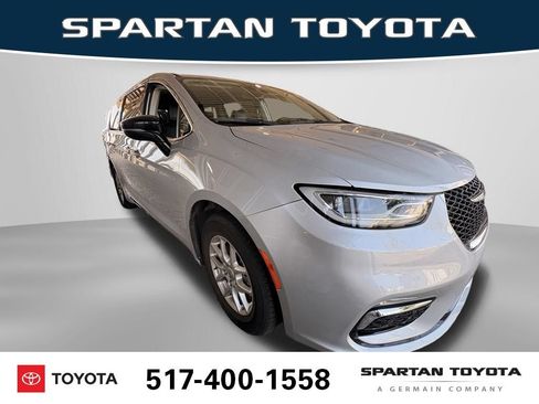 Used 2024 Chrysler Pacifica Touring-L FWD image 7