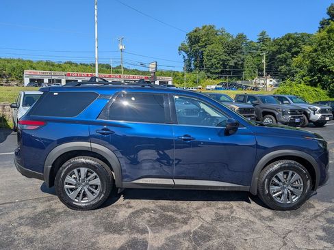 Used 2024 Nissan Pathfinder SV AWD/4WD image 9