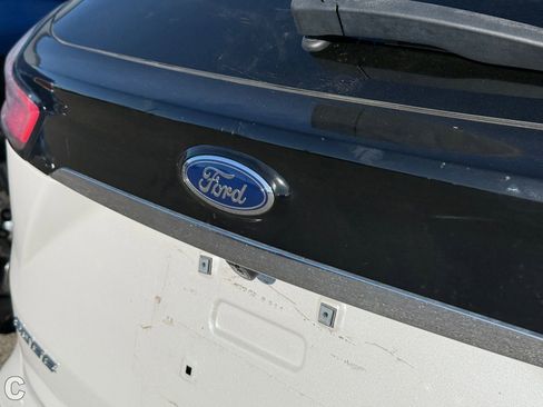 Used 2019 Ford Edge Titanium w/ Equipment Group 301A FWD image 8