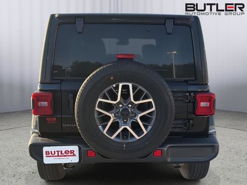 Used 2025 Jeep Wrangler Unlimited Sahara AWD/4WD image 5