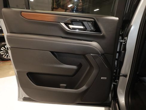 Used 2025 GMC Yukon XL Denali AWD/4WD image 22