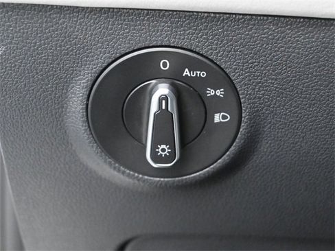 Used 2025 Volkswagen Taos SE w/ Panoramic Sunroof Package image 15