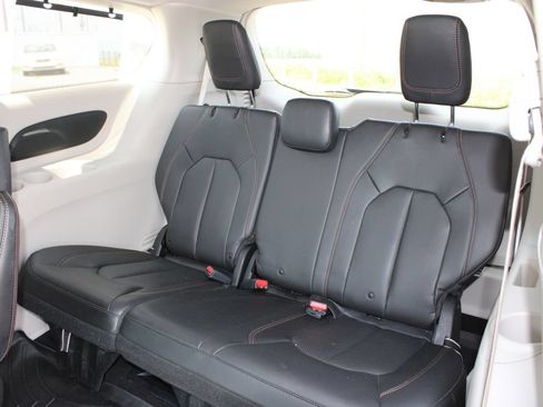 Used 2018 Chrysler Pacifica Touring-L FWD image 7