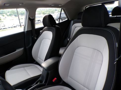 Used 2025 Hyundai Venue SEL FWD image 11