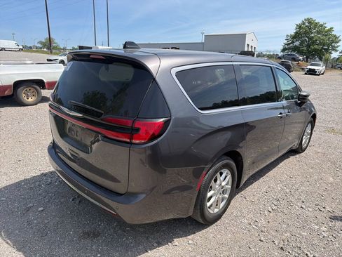 Used 2023 Chrysler Pacifica Touring-L image 3