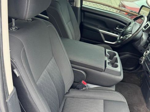 Used 2019 Nissan Titan SV image 3