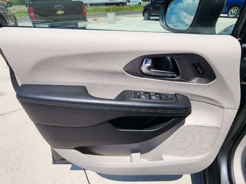 Used 2022 Chrysler Pacifica Touring-L FWD image 11