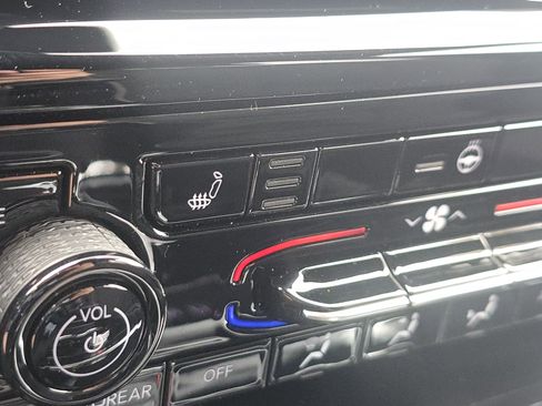 Used 2025 Jeep Grand Cherokee L Laredo w/ Luxury Tech Group I image 3