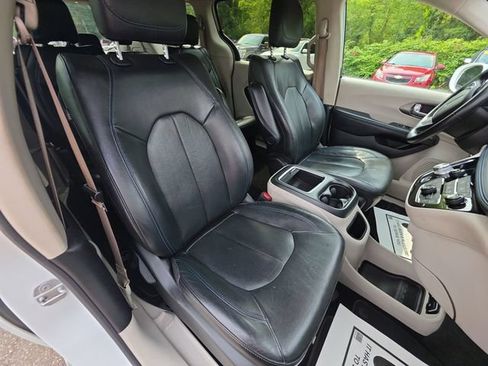 Used 2021 Chrysler Pacifica Touring-L FWD image 26