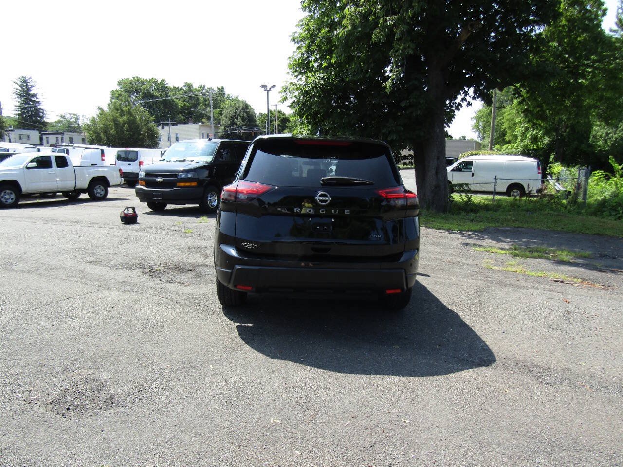 Used 2024 Nissan Rogue S AWD/4WD image 6