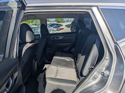 Used 2019 Nissan Rogue SV w/ Premium Package image 16