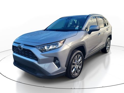 Used 2020 Toyota RAV4 XLE Premium FWD image 3
