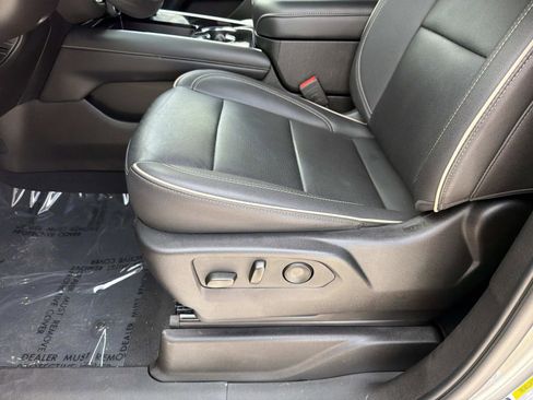 Used 2025 Chevrolet Suburban Premier RWD image 20