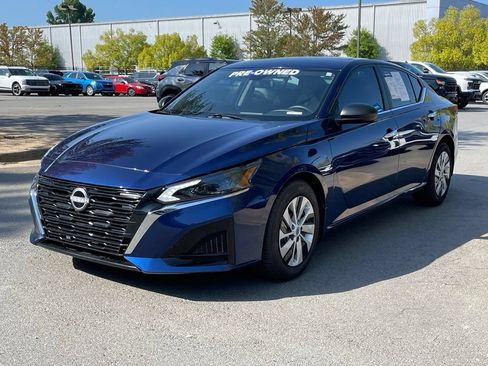 Used 2025 Nissan Sentra SV FWD image 3