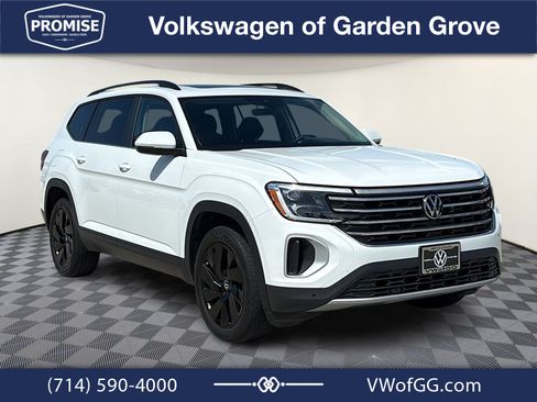 Used 2024 Volkswagen Atlas SE w/ Panoramic Sunroof Package FWD image 2