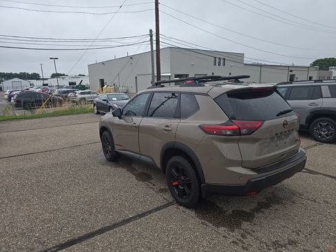 Used 2025 Nissan Rogue SV AWD/4WD image 12