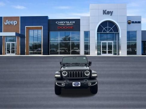 Used 2025 Jeep Wrangler Sahara AWD/4WD image 9
